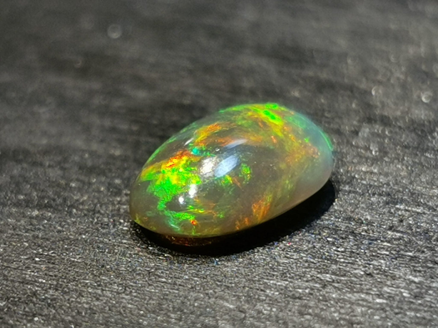 Opale taglio ovale cabochon 2,05 ct
