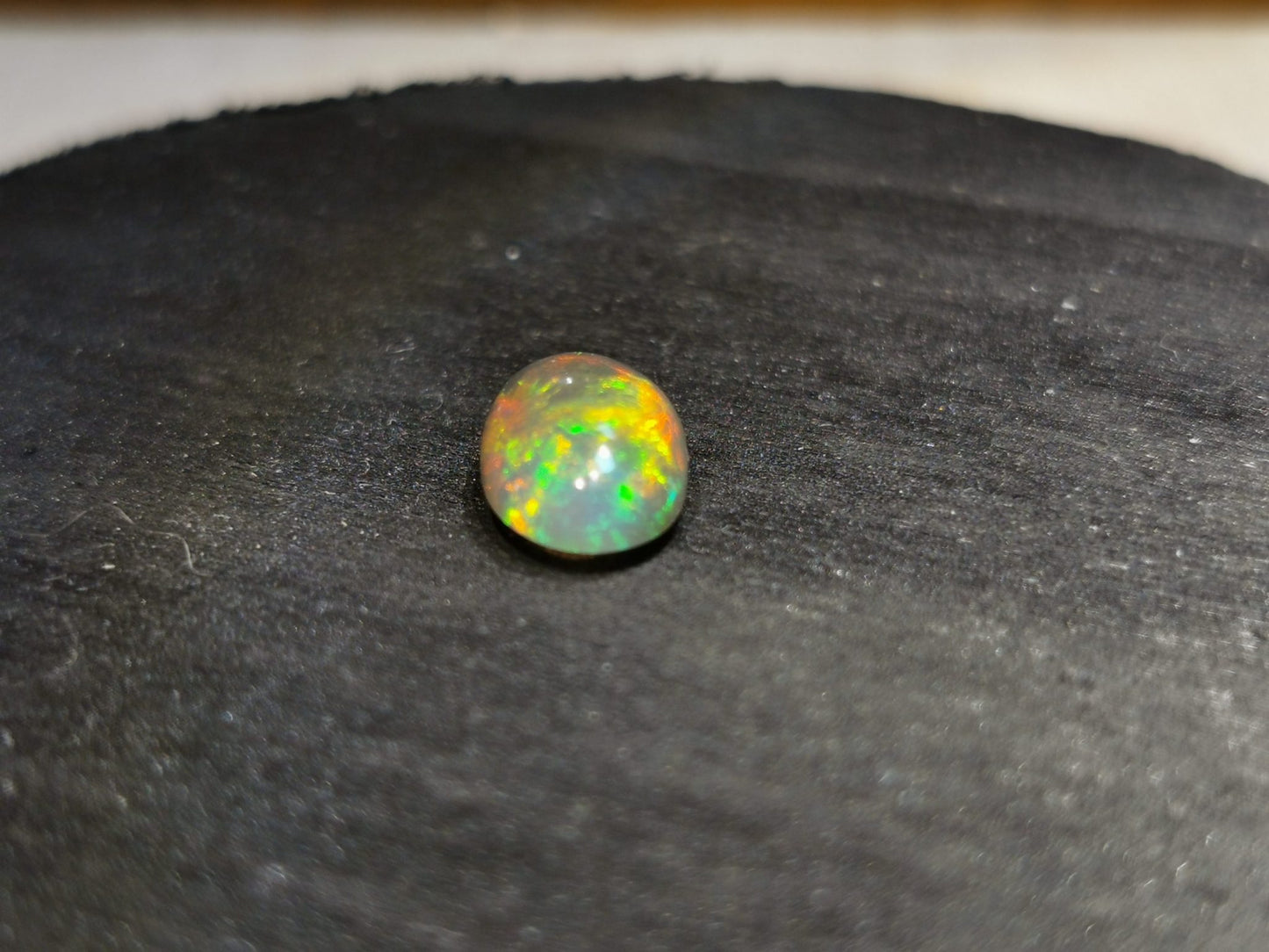 Opale taglio ovale cabochon 2,05 ct