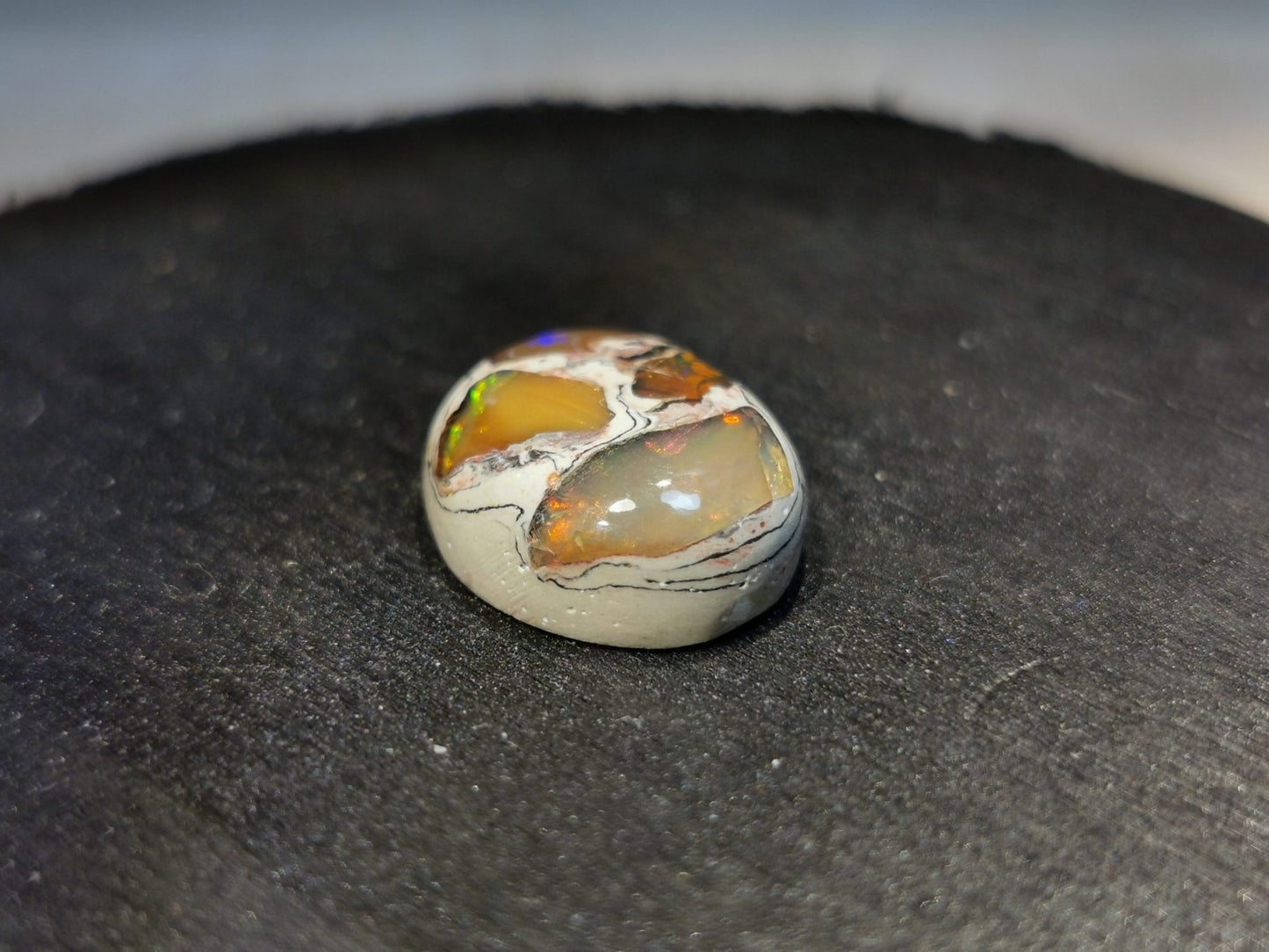 Opale taglio ovale cabochon 8,95 ct