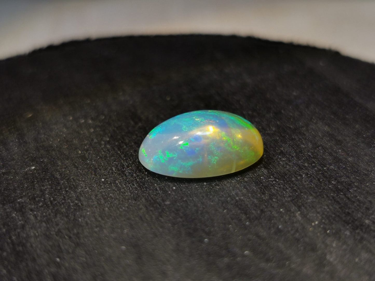 Opale taglio ovale cabochon 4,15 ct