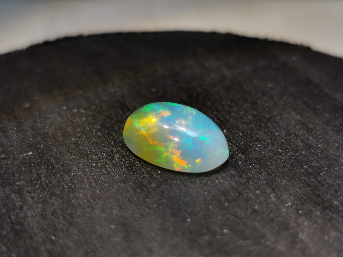 Opale taglio ovale cabochon 4,15 ct