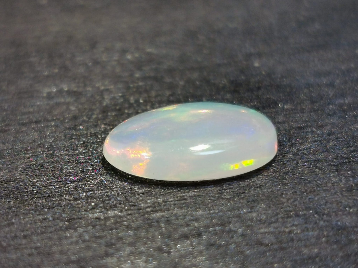 Opale taglio ovale cabochon 1,30 ct