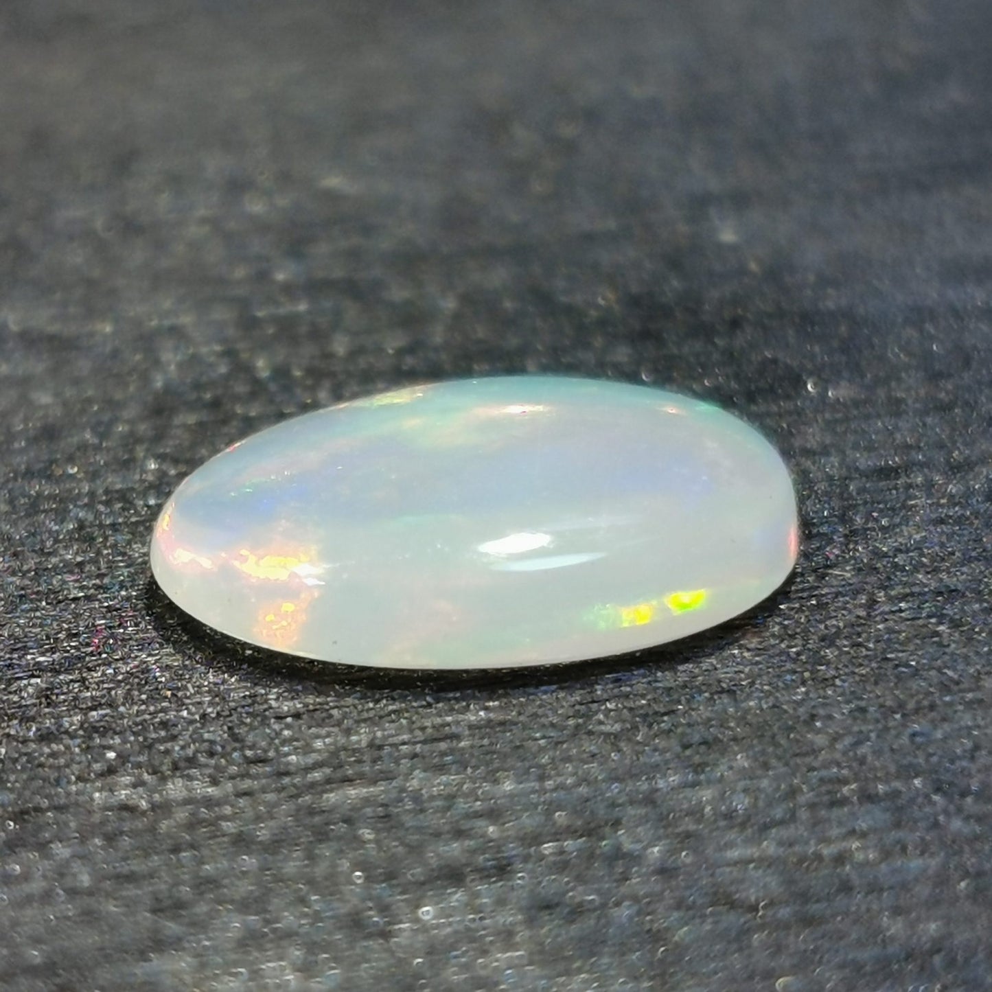 Opale taglio ovale cabochon 1,30 ct