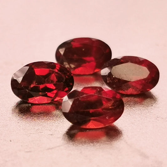 Lotto di tre Granati Piropo-Almandino taglio ovale 0,55 ct ciascuno