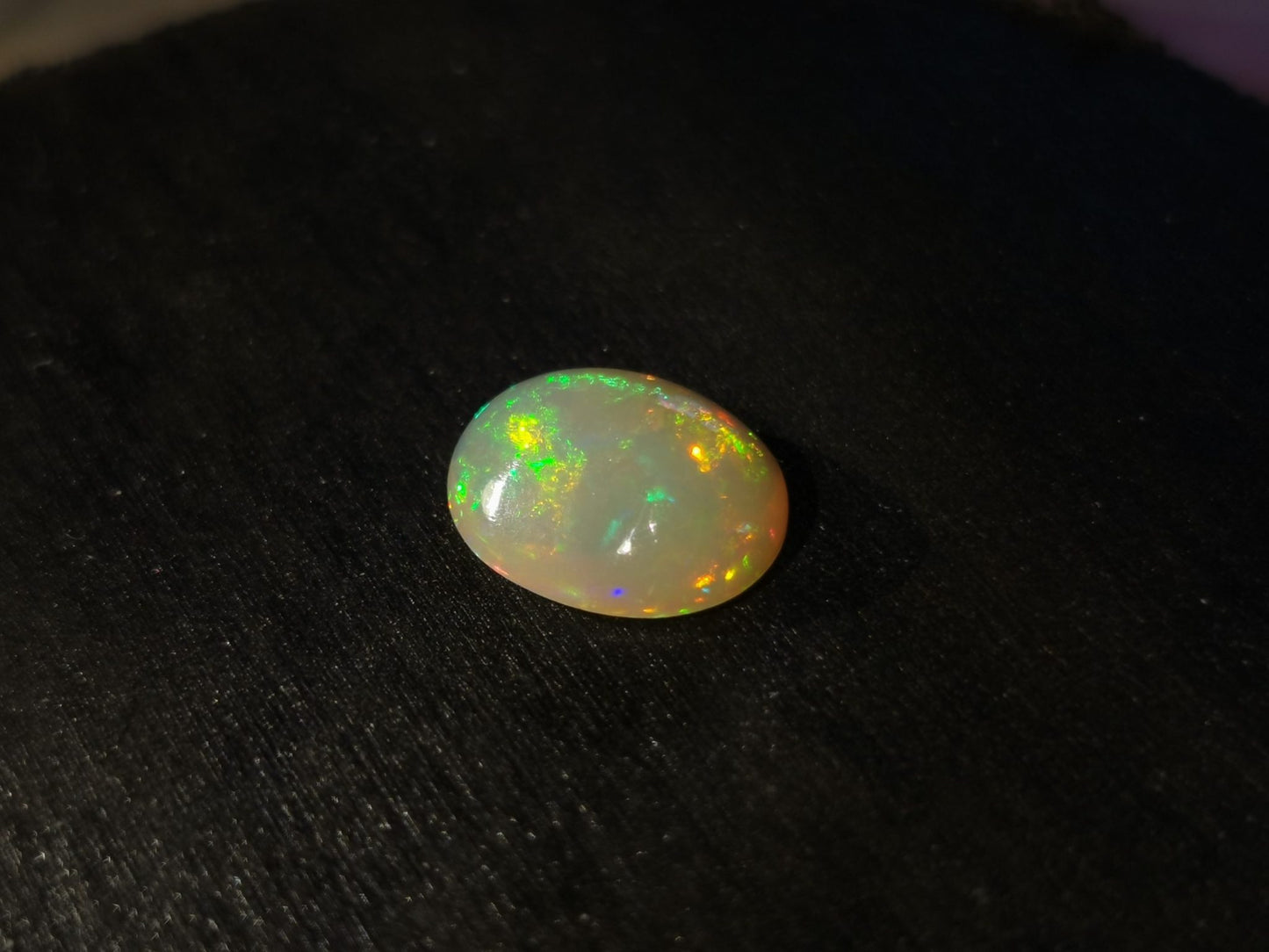 Opale taglio ovale cabochon 2,70 ct