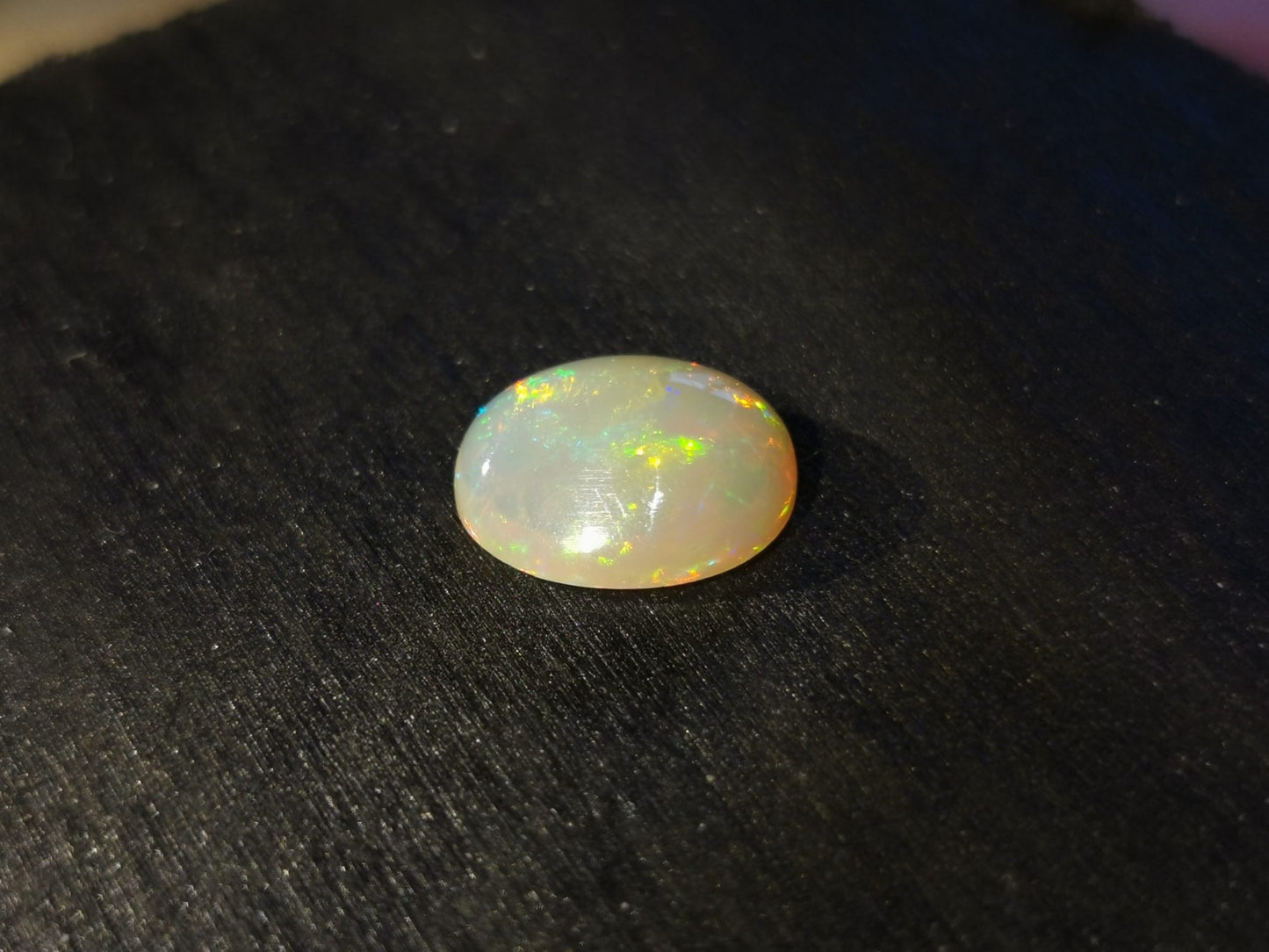 Opale taglio ovale cabochon 2,70 ct