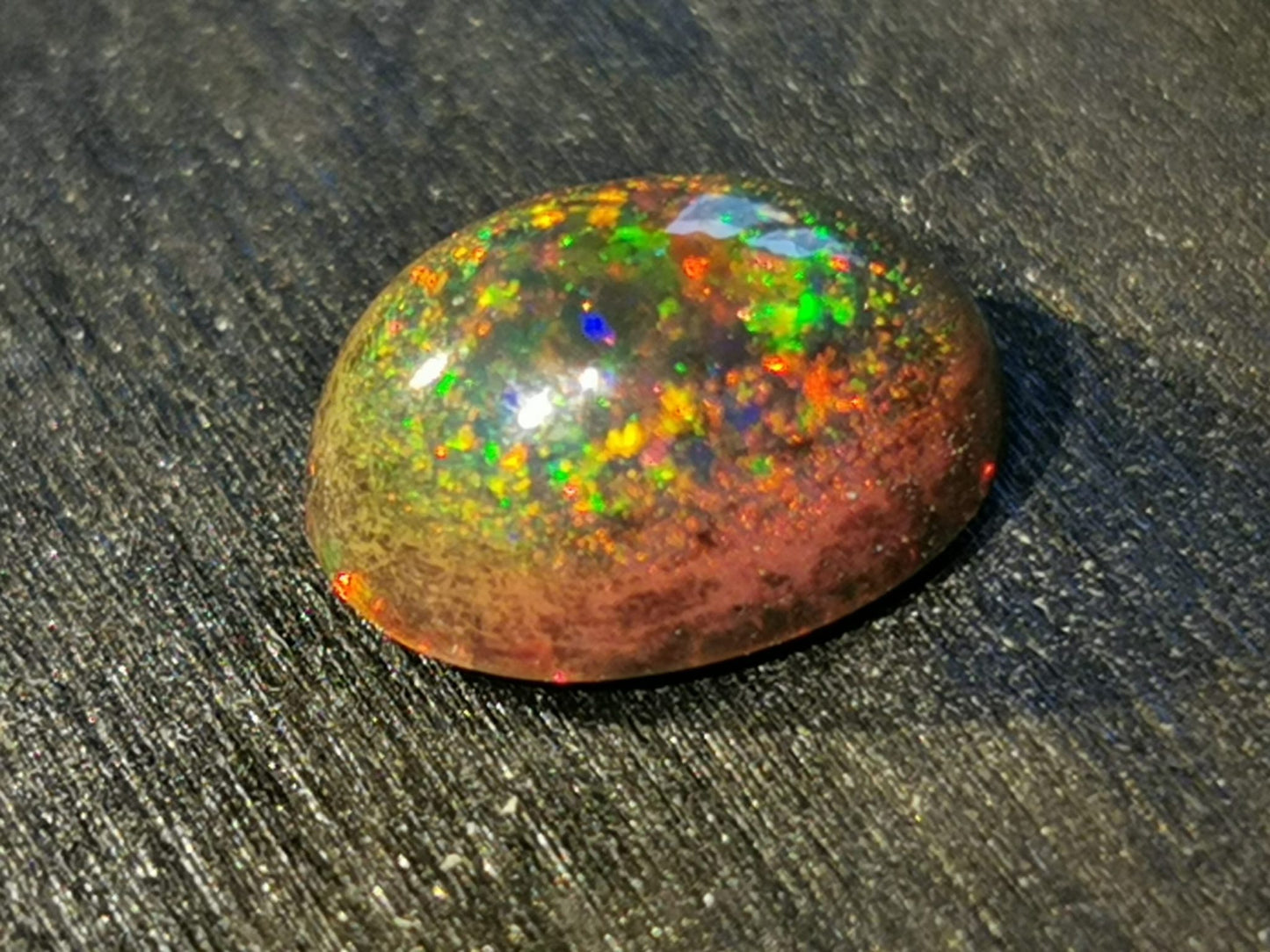 Opale taglio ovale cabochon 2,80 ct