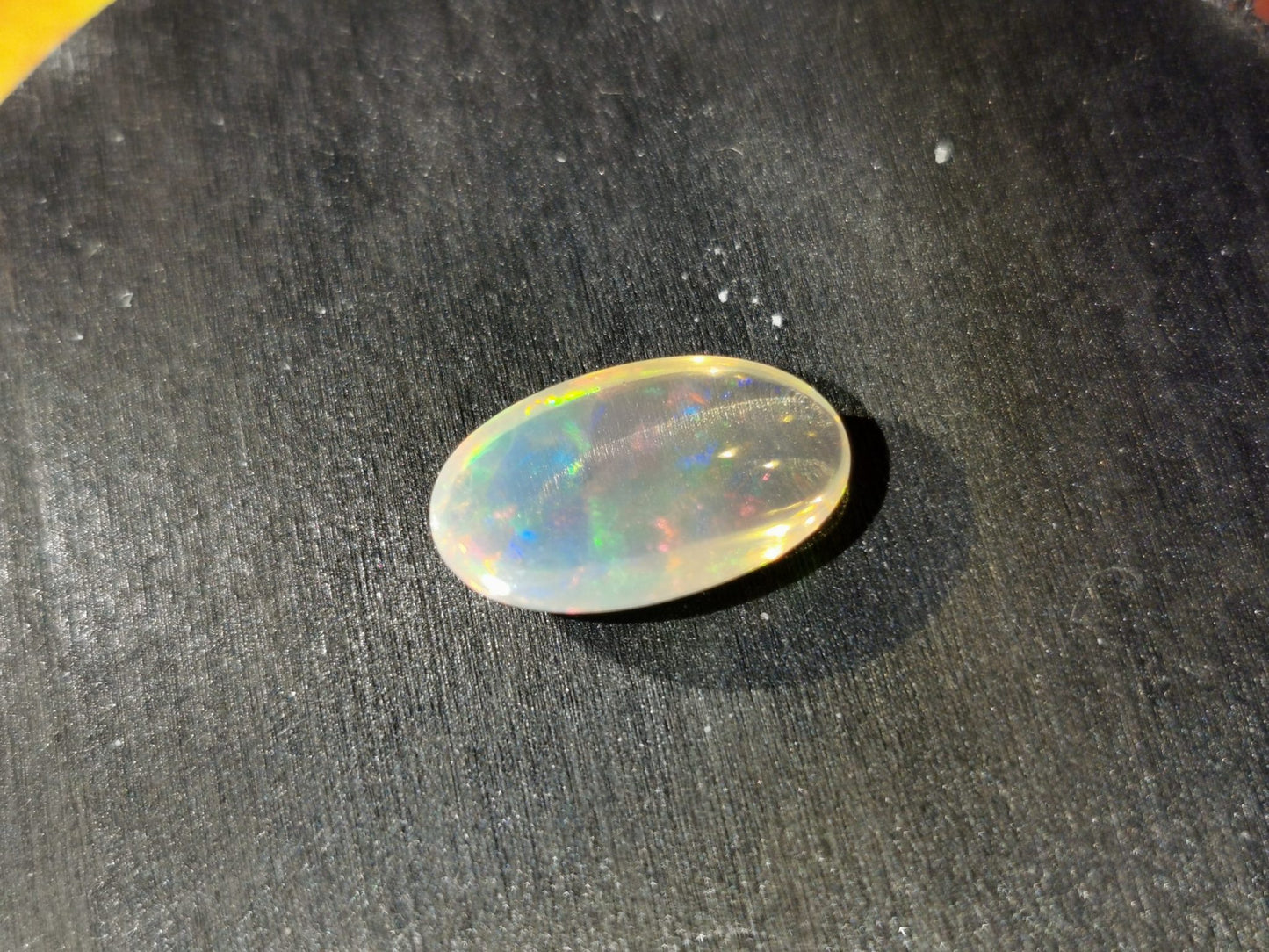Opale taglio ovale cabochon 5,05 ct