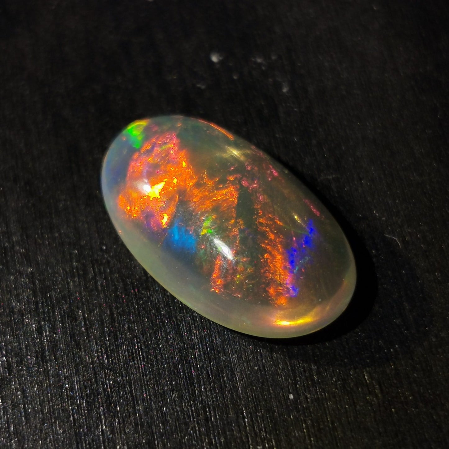 Opale taglio ovale cabochon 5,05 ct