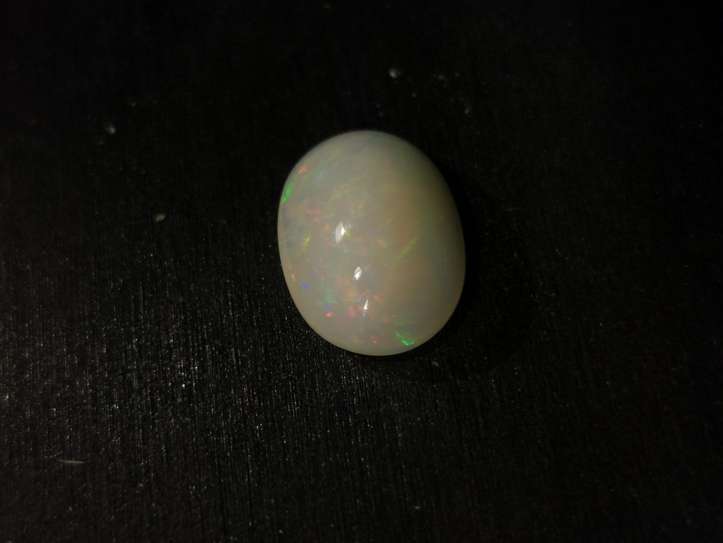 Opale taglio ovale cabochon 3,20 ct
