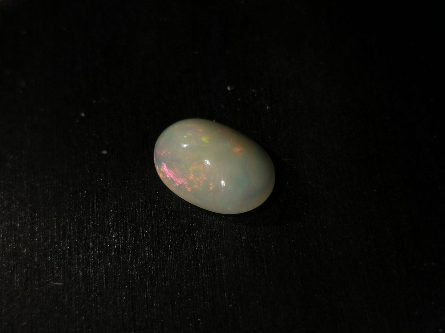 Opale taglio ovale cabochon 3,20 ct