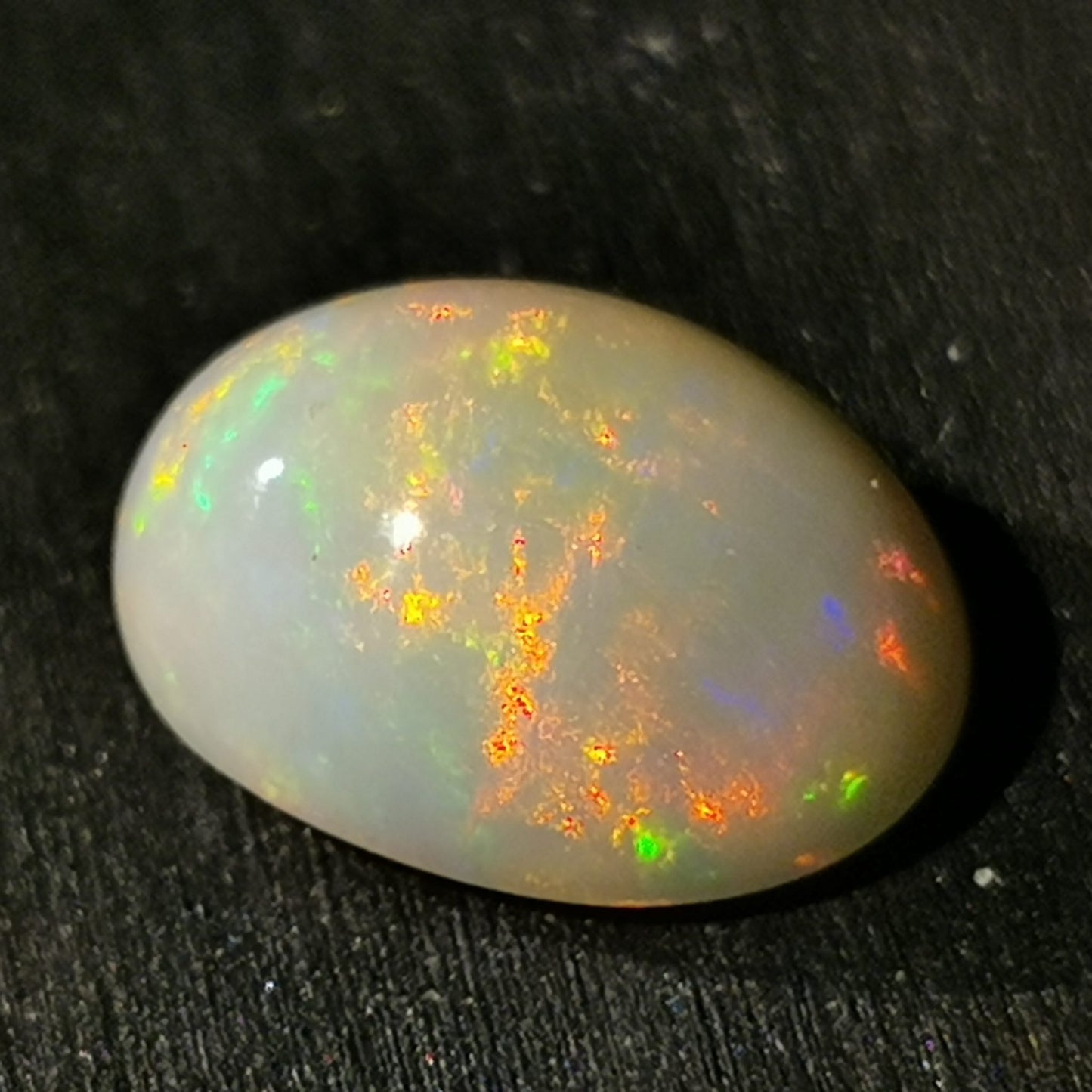 Opale taglio ovale cabochon 4,10 ct