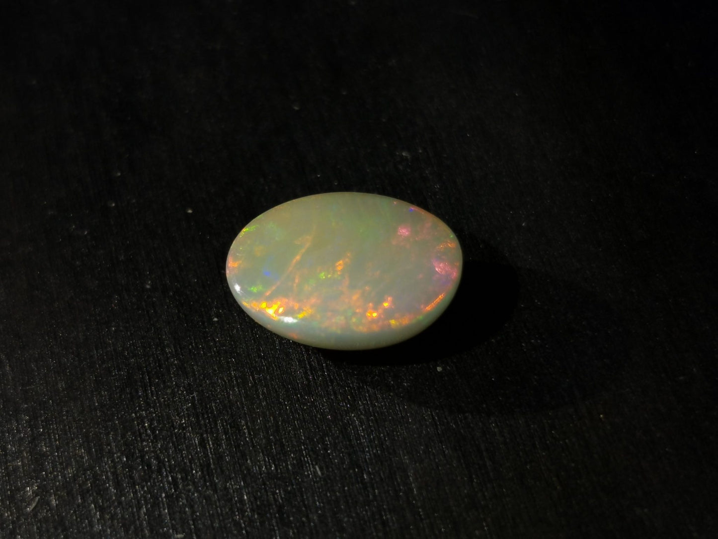 Opale taglio ovale cabochon 4,10 ct