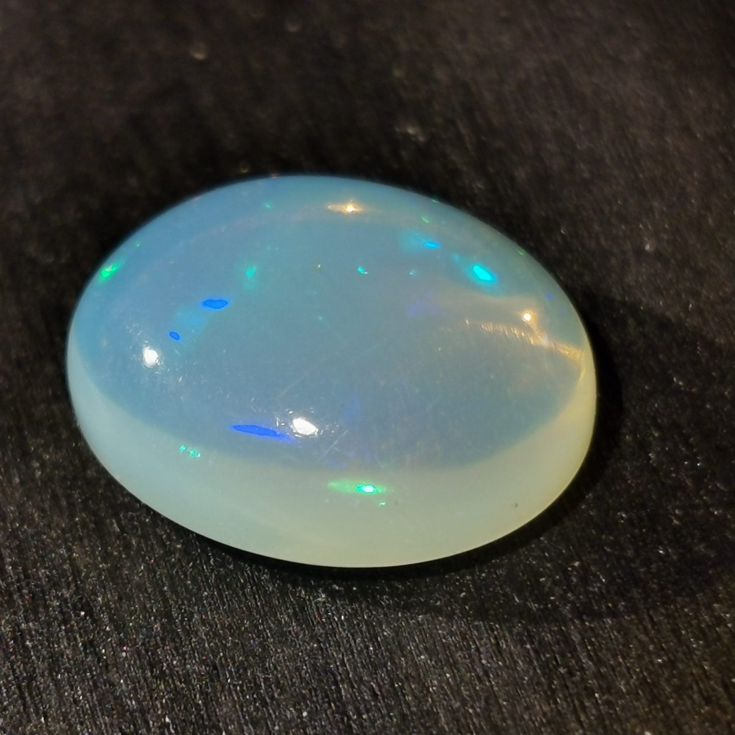 Opale taglio ovale cabochon 6,65 ct