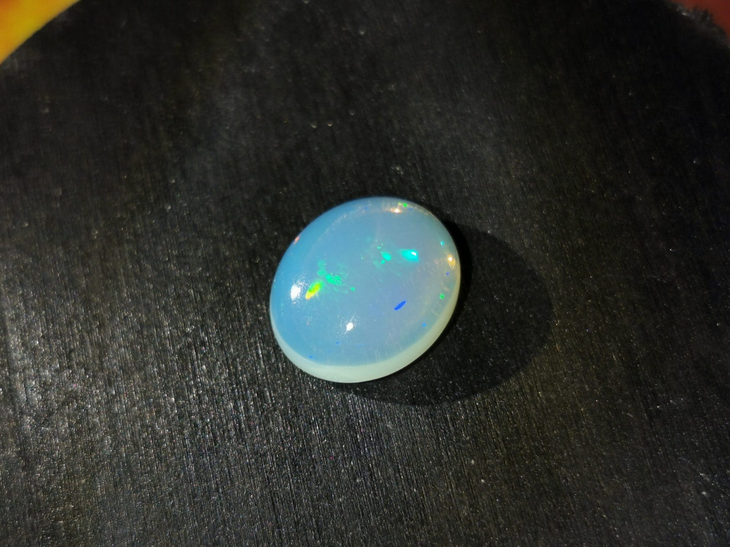 Opale taglio ovale cabochon 6,65 ct
