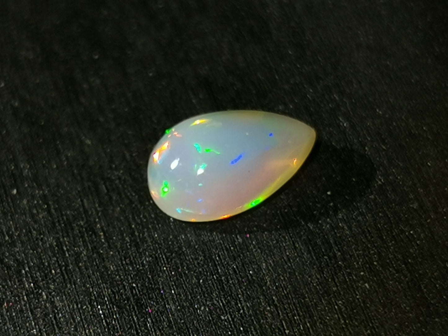 Opale taglio goccia cabochon 1,39 ct
