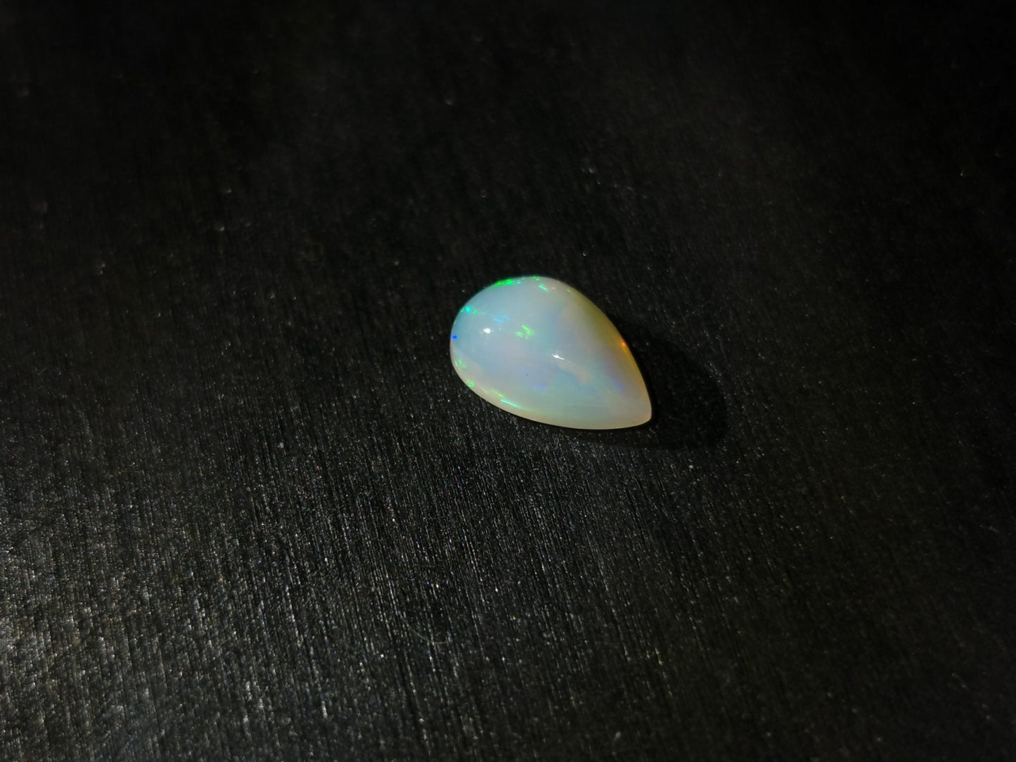 Opale taglio goccia cabochon 1,39 ct