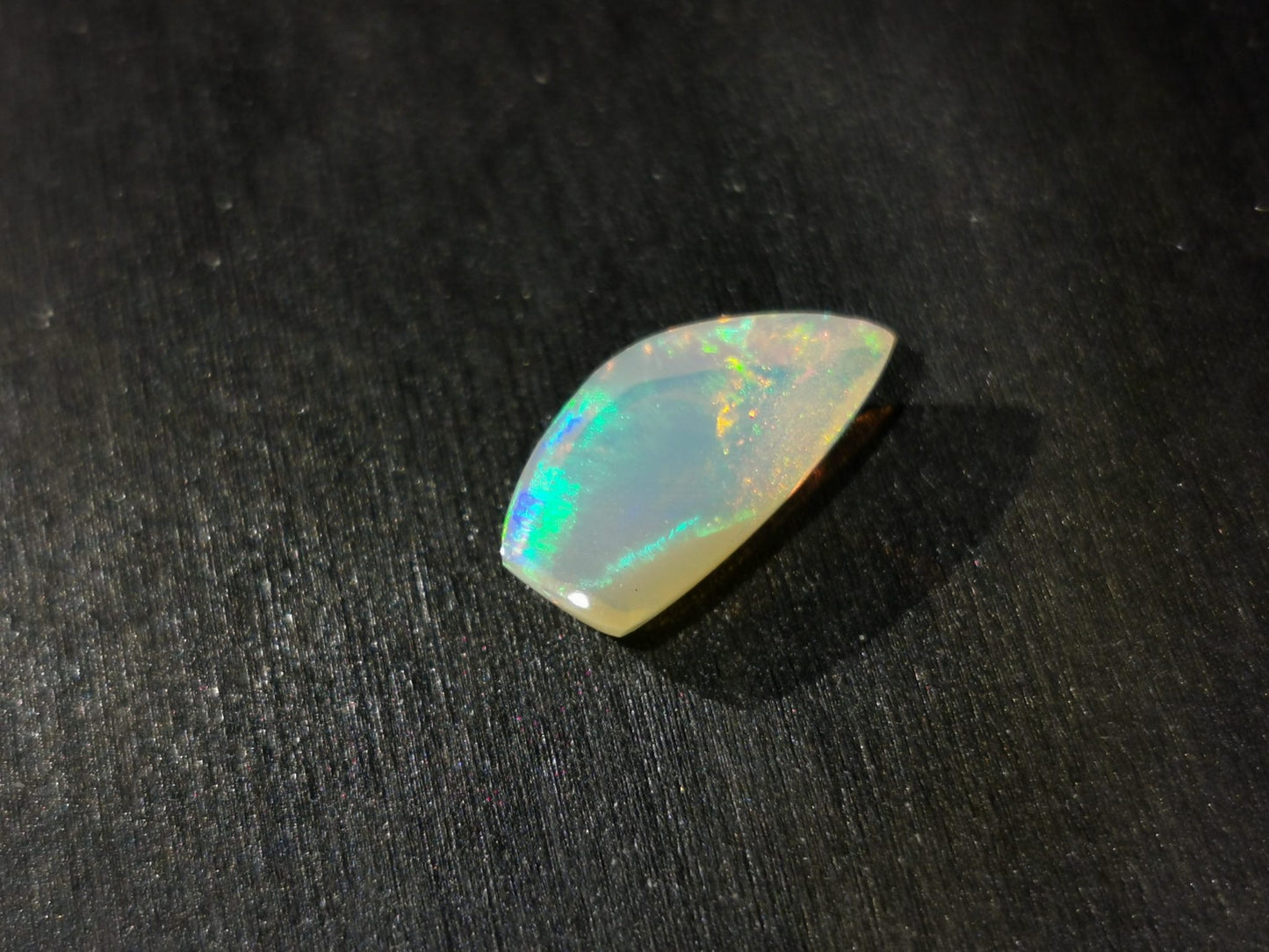 Opale taglio fancy cabochon 2,34 ct