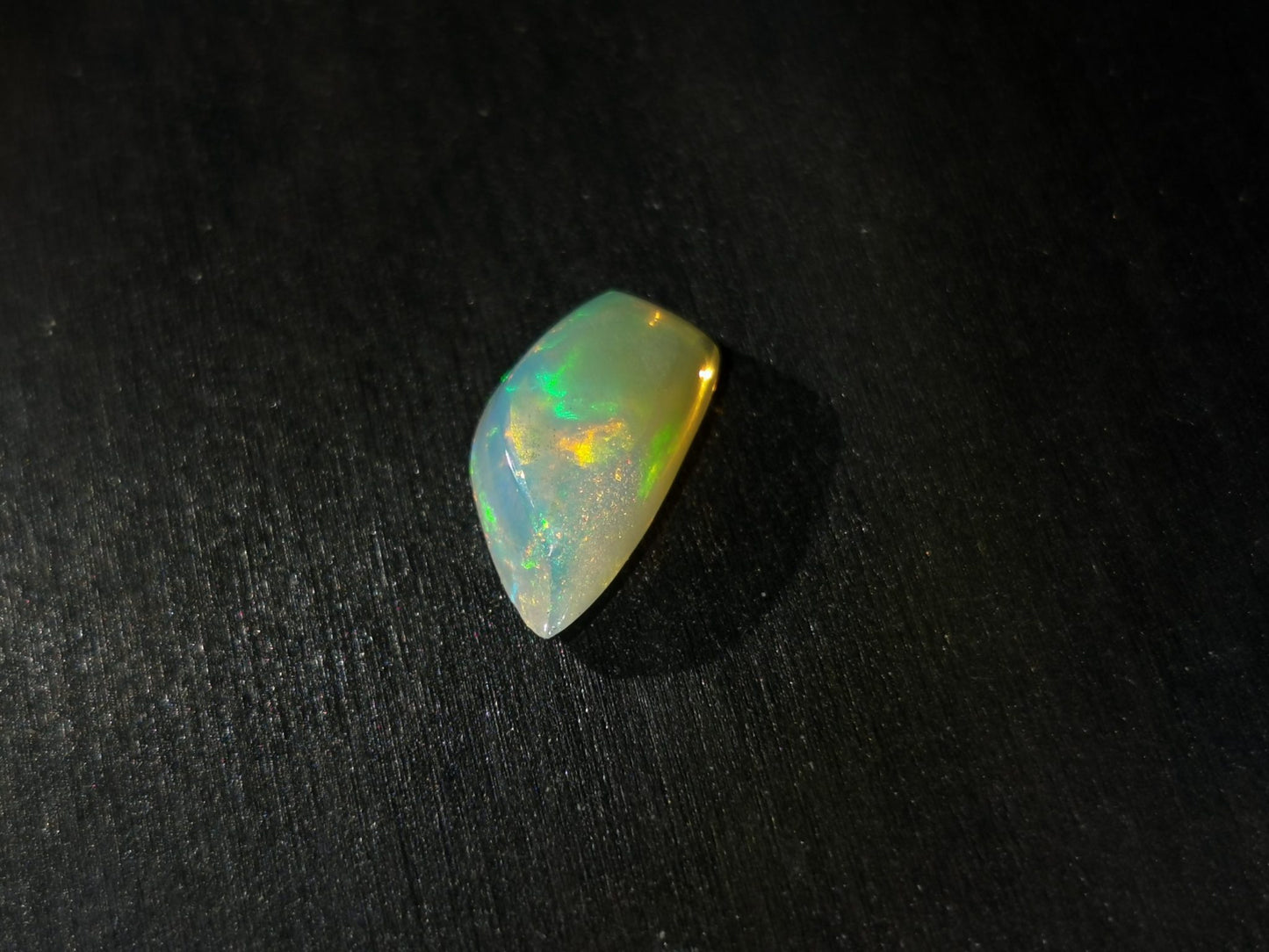 Opale taglio fancy cabochon 2,34 ct