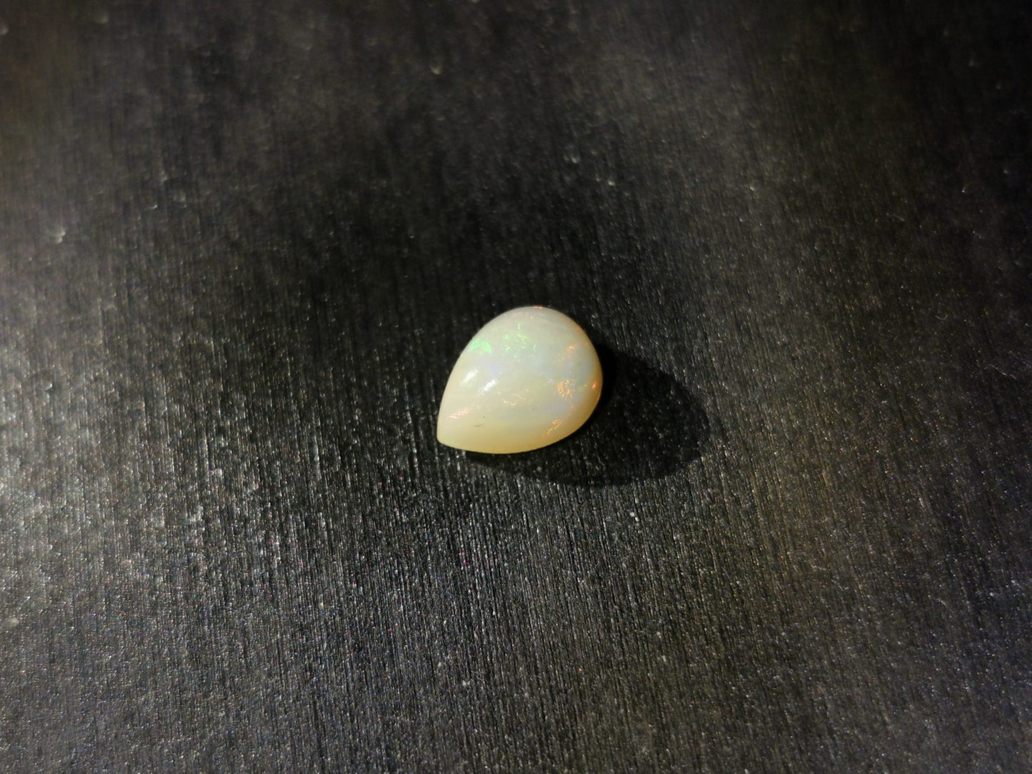 Opale taglio goccia cabochon 1,04 ct