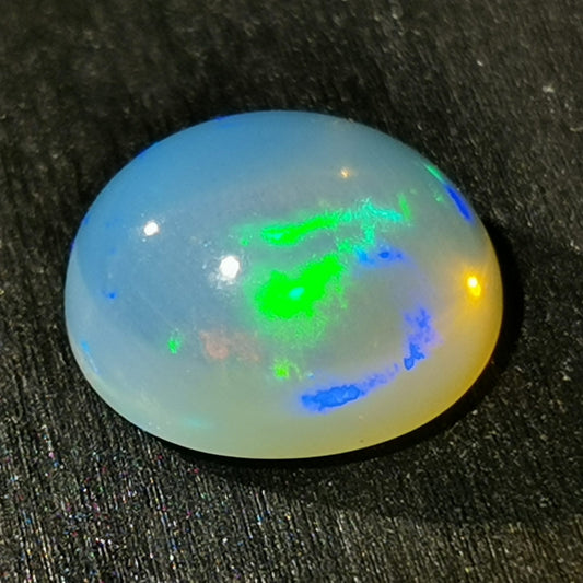 Opale taglio ovale cabochon 6,19 ct