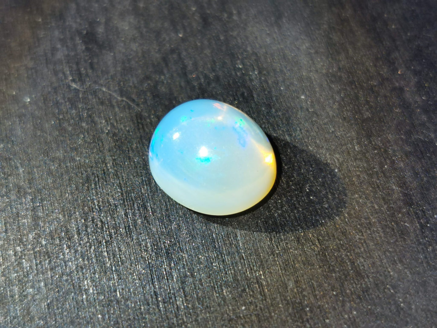 Opale taglio ovale cabochon 6,19 ct