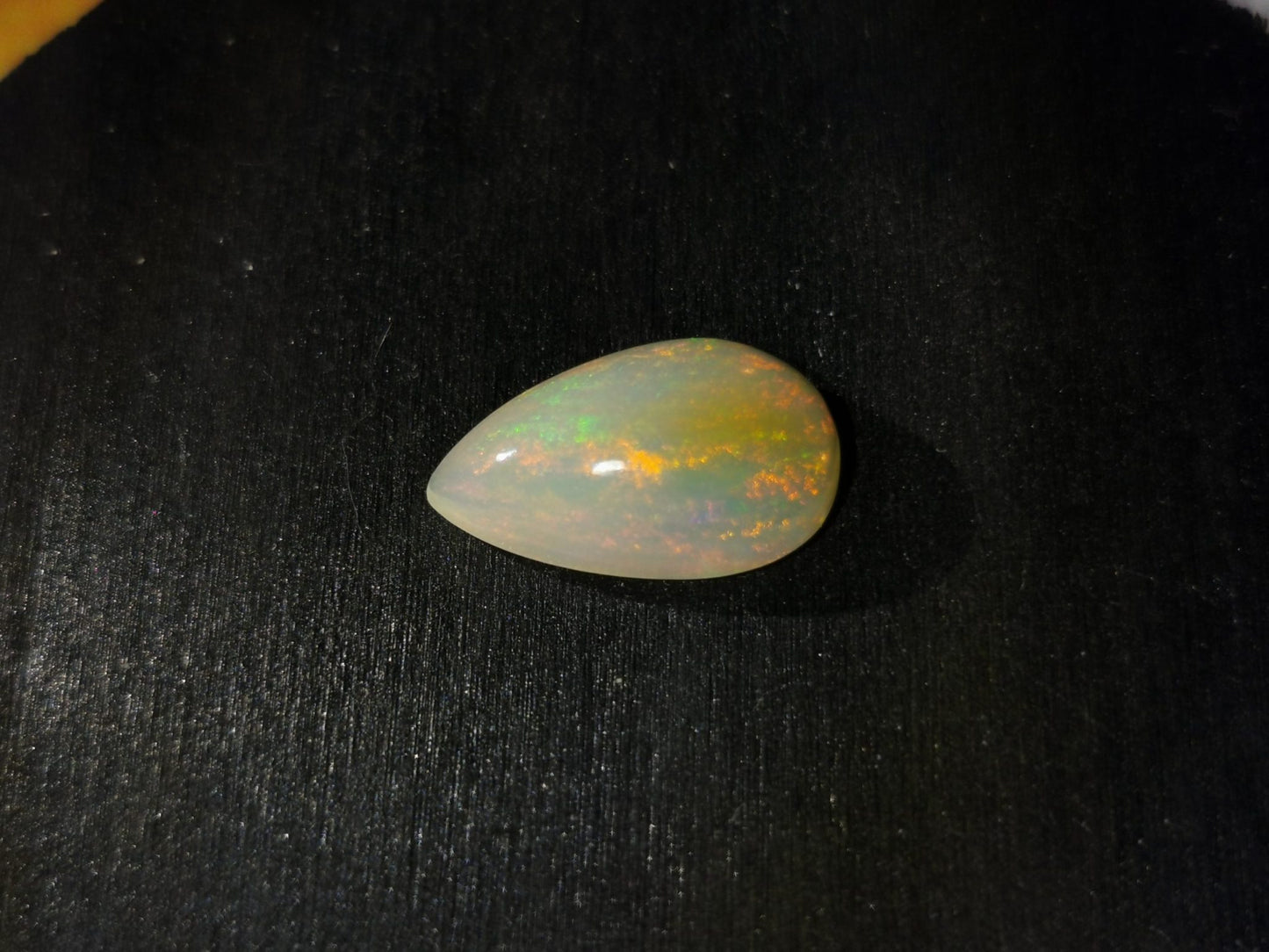 Opale taglio goccia cabochon 5,23 ct