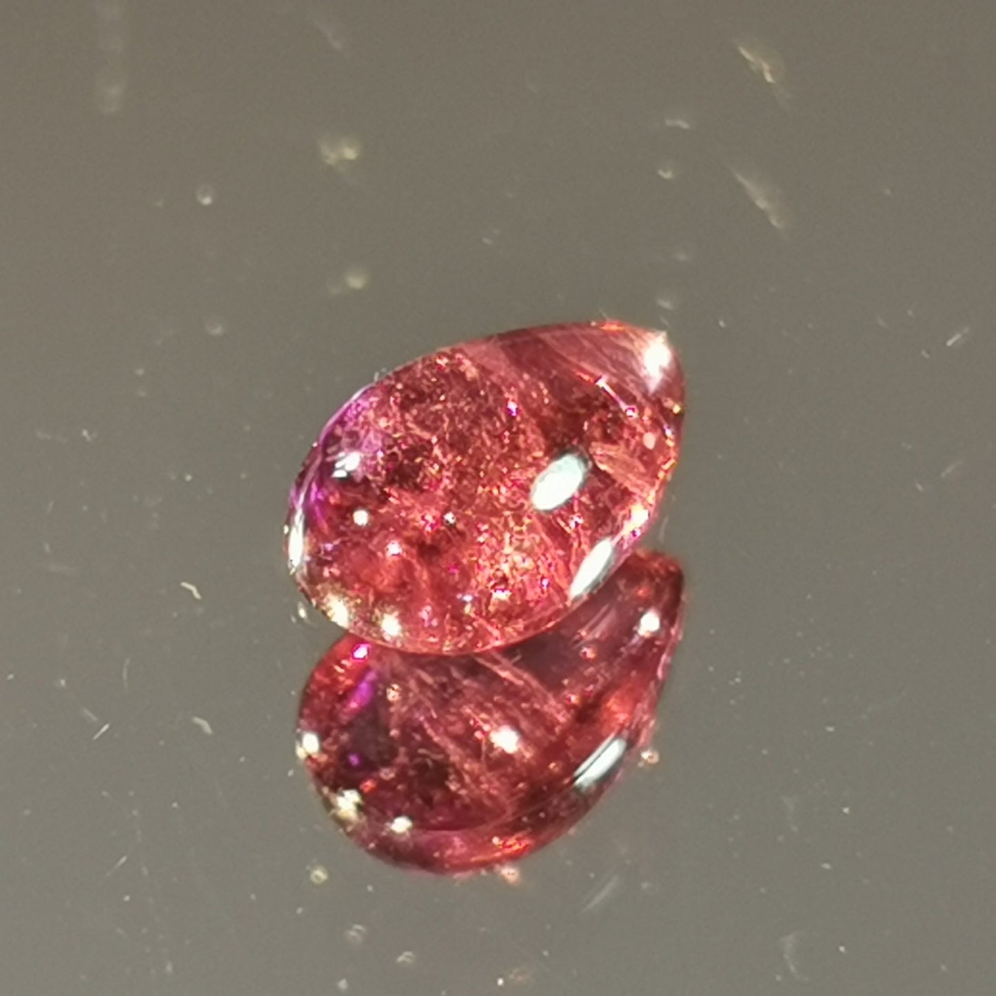 Tormalina taglio goccia cabochon 0,80 ct