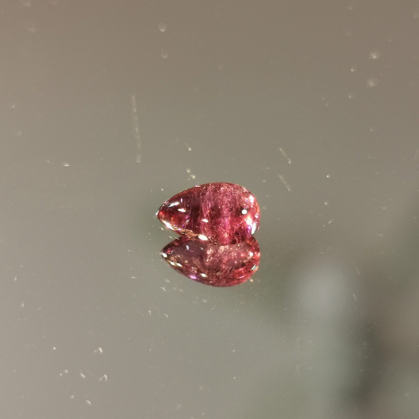 Tormalina taglio goccia cabochon 0,80 ct