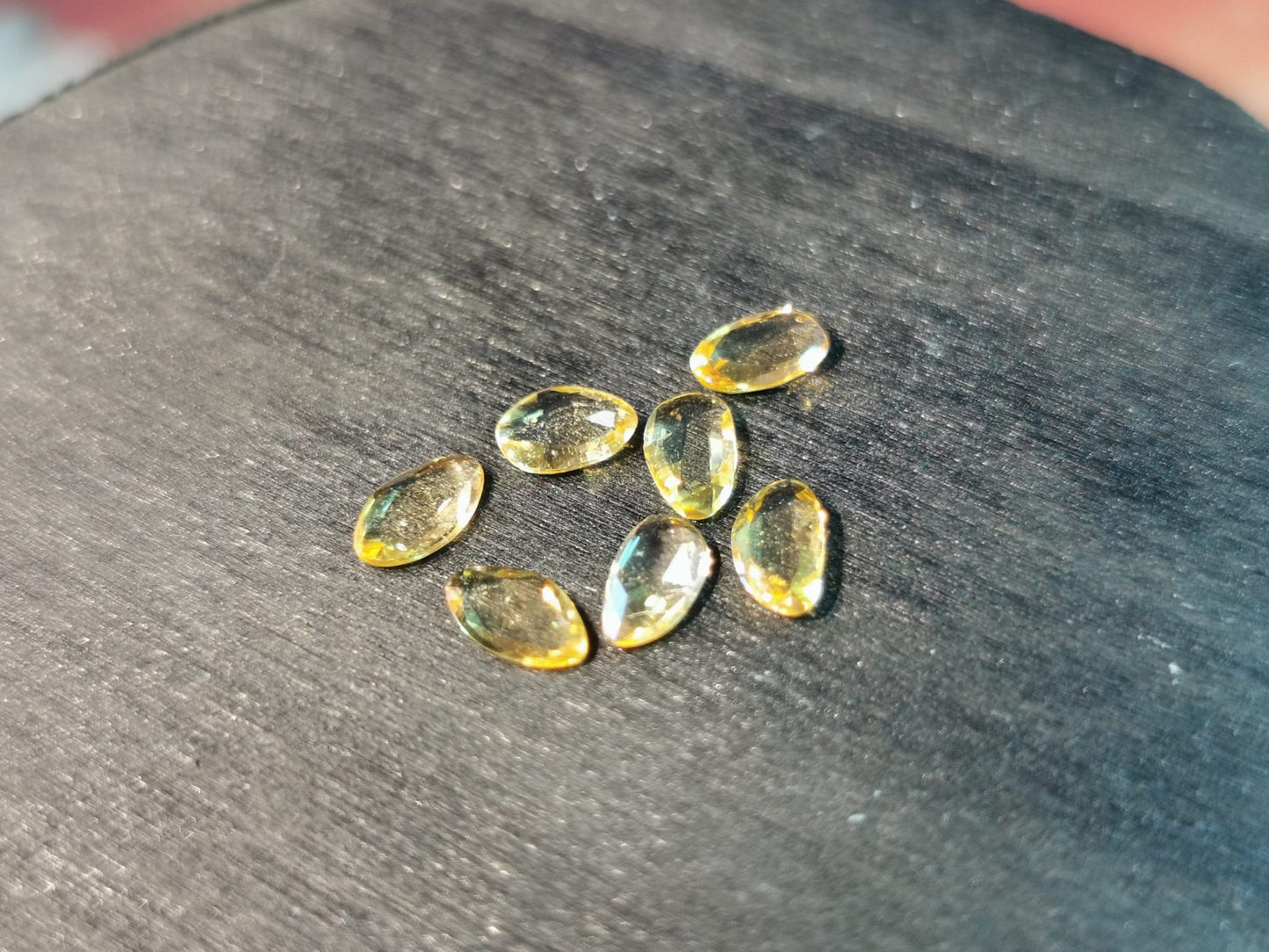 Lotto di 7 Zaffiri arancio taglio rosetta forma fancy 2,40 ct totali