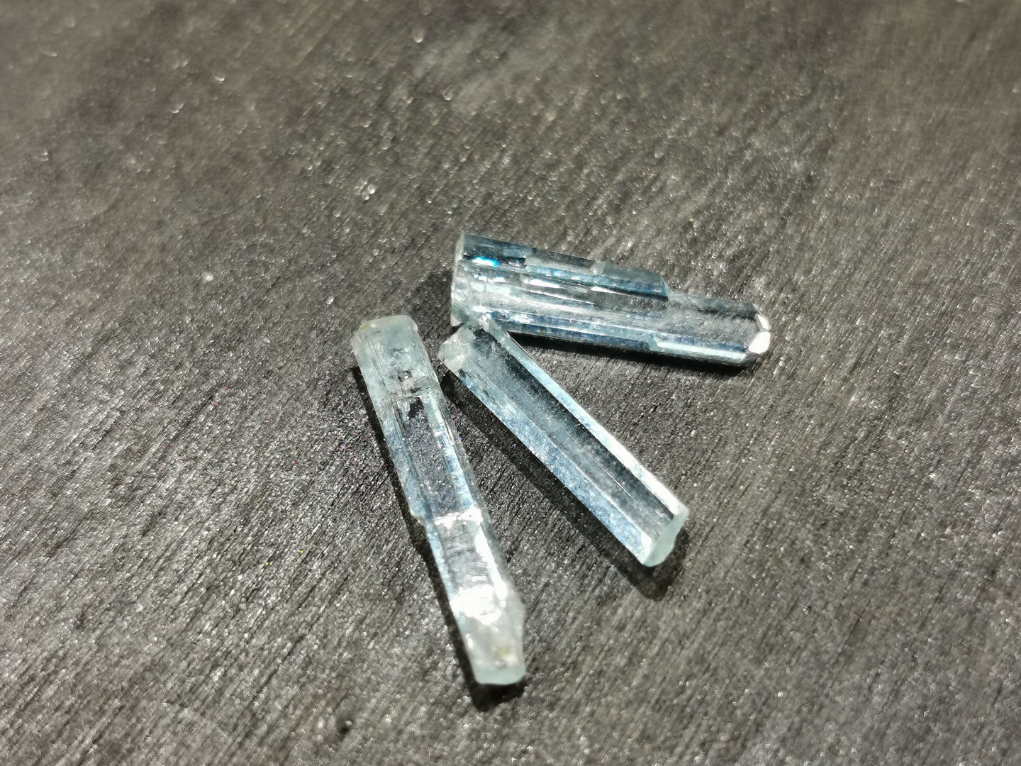 Lotto di tre di Acquamarine grezze 3,45 ct
