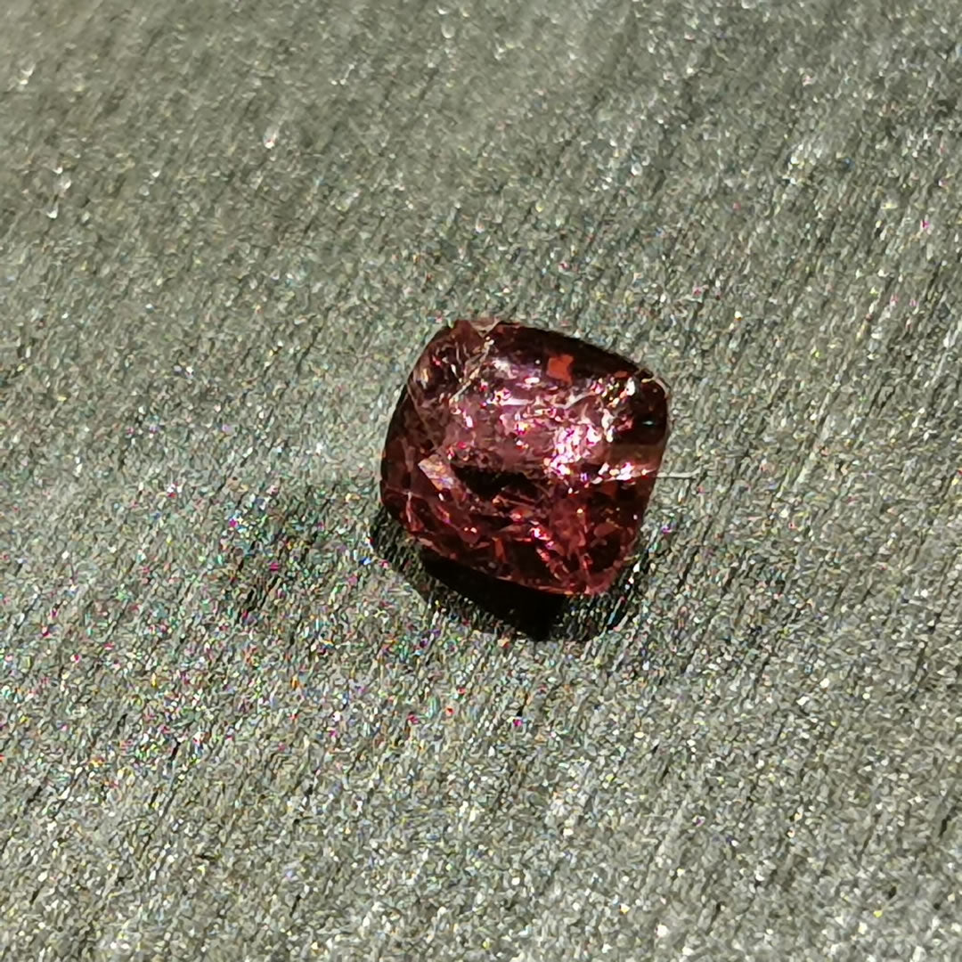 Spinello naturale taglio antico a cuscino 0,70 ct