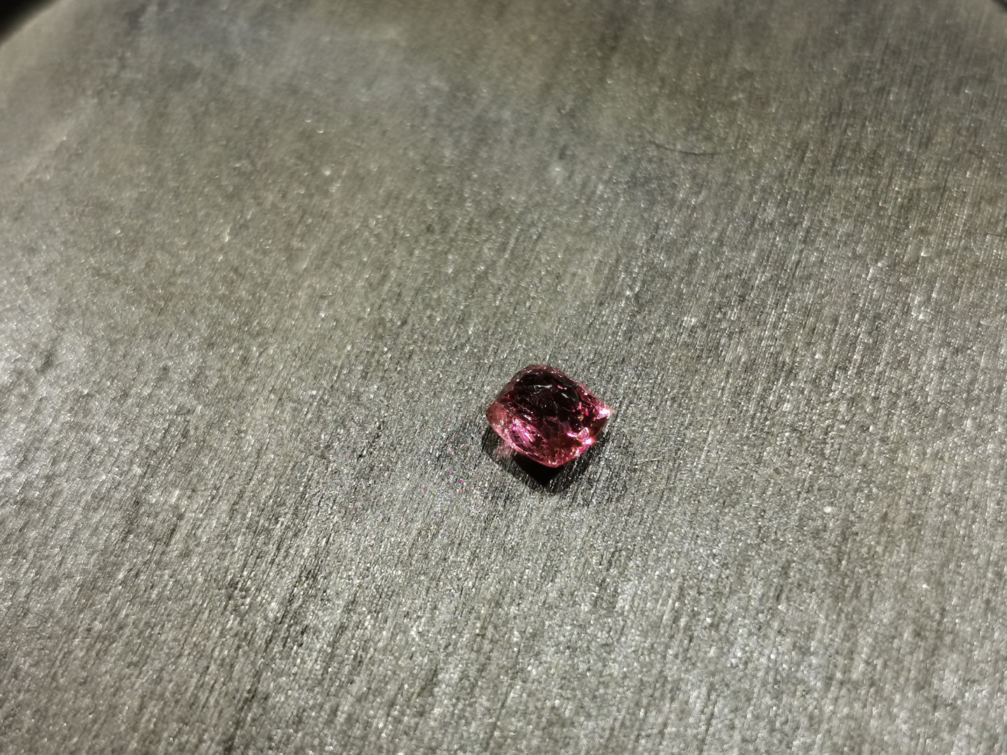 Spinello naturale taglio antico a cuscino 0,70 ct