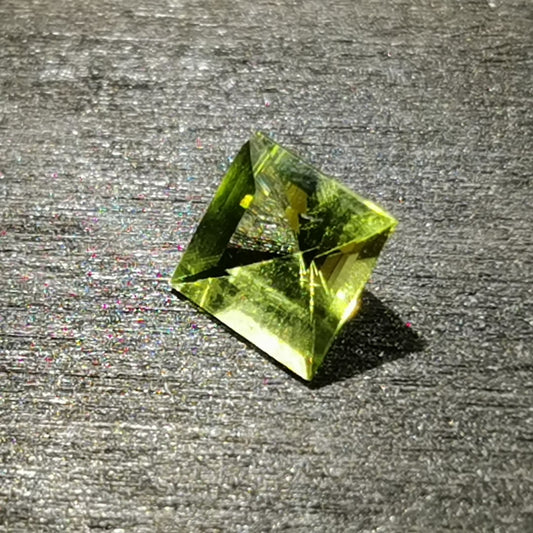 Peridoto taglio carré 0,96 ct