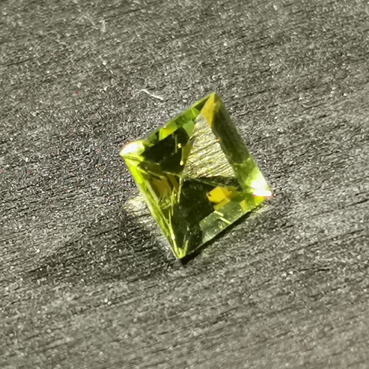 Peridoto taglio carré 1,09 ct