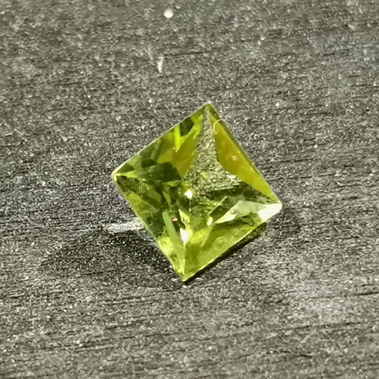 Peridoto taglio princess 0,94 ct