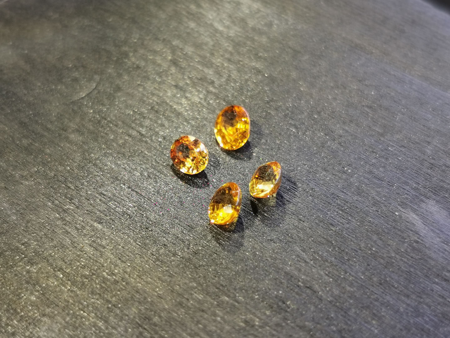 Zaffiri gialli taglio ovale 1,37 ct totali