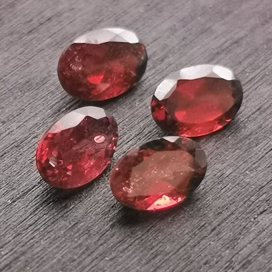 Lotto di quattro Granati Piropo-Almandino taglio ovale 2,24 ct totali