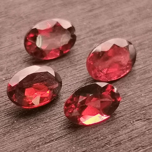 Lotto di quattro Granati Piropo-Almandino taglio ovale 2,21 ct totali