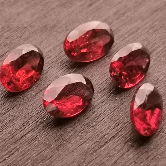 Lotto di cinque Granati Piropo-Almandino taglio ovale 2,25 ct totali