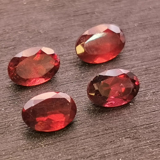 Lotto di quattro Granati Piropo-Almandino taglio ovale 2,34 ct totali