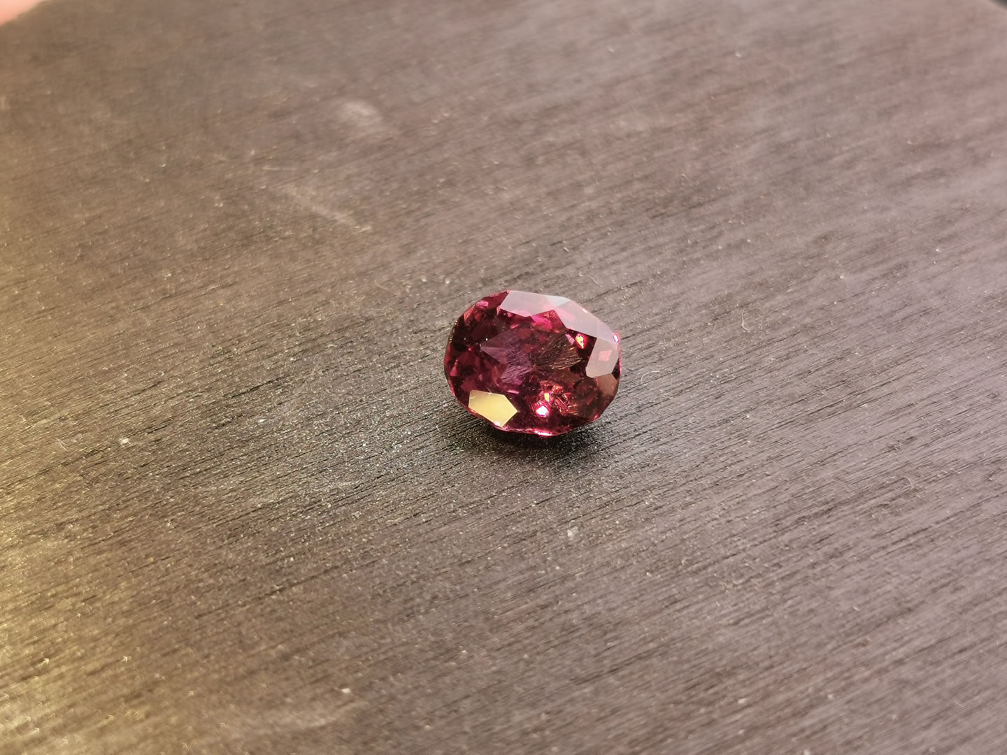 Granato Rodolite taglio ovale custom 1,52 ct