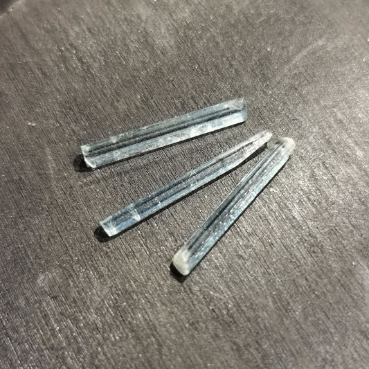 Lotto di tre Acquamarine grezze 2,97 ct