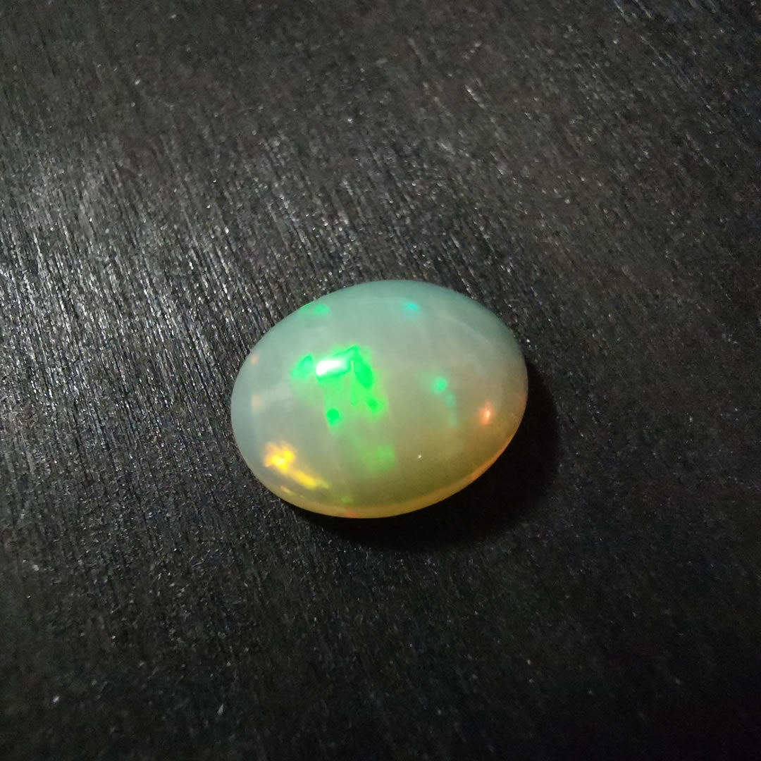 Opale taglio ovale cabochon 3,30 ct