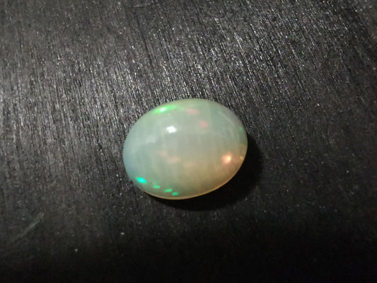 Opale taglio ovale cabochon 3,30 ct