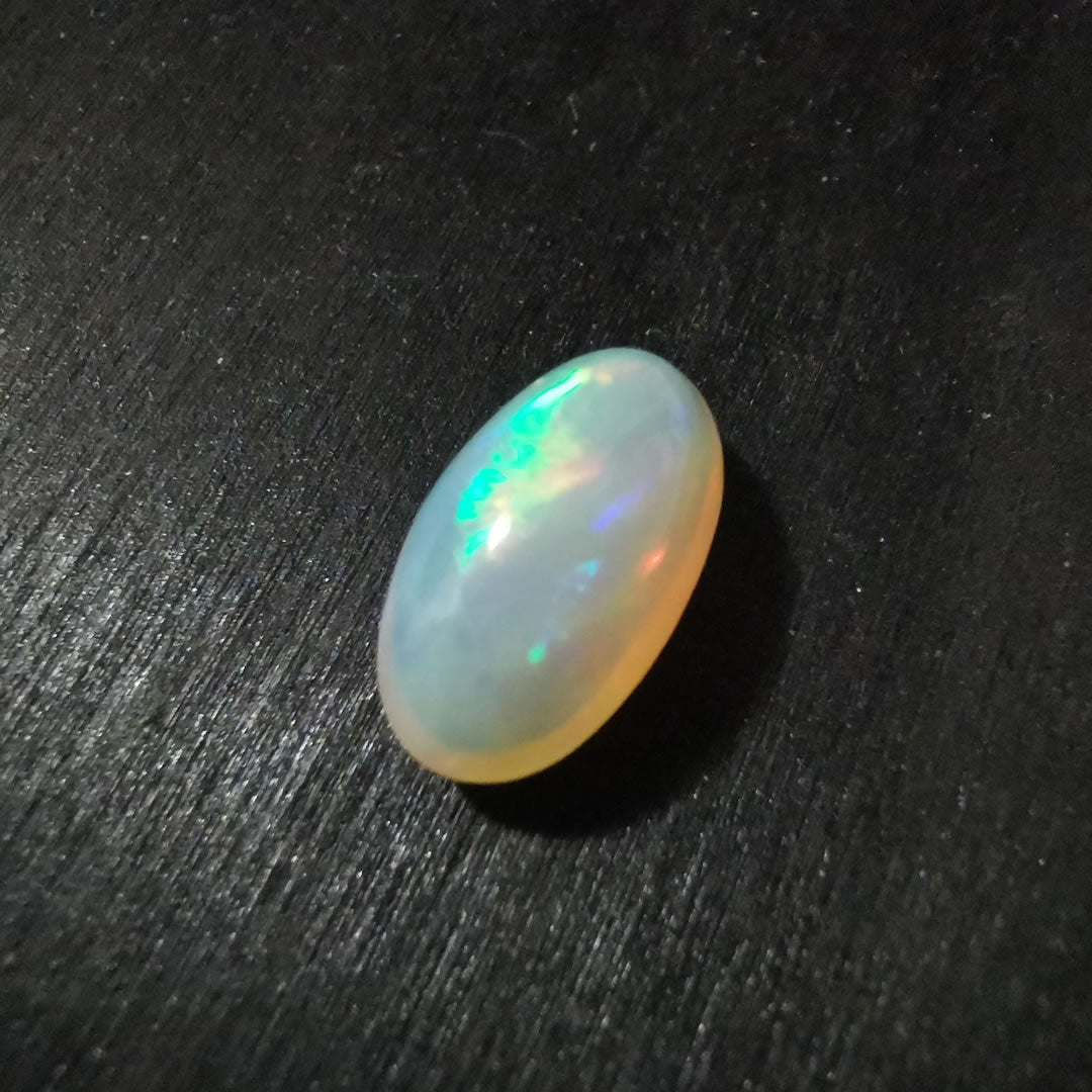 Opale taglio ovale cabochon doppio 3,62 ct