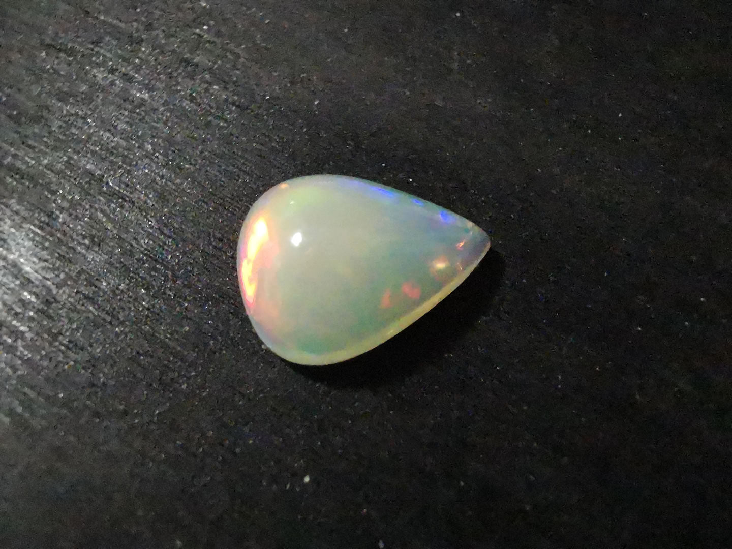 Opale taglio goccia cabochon 3,28 ct
