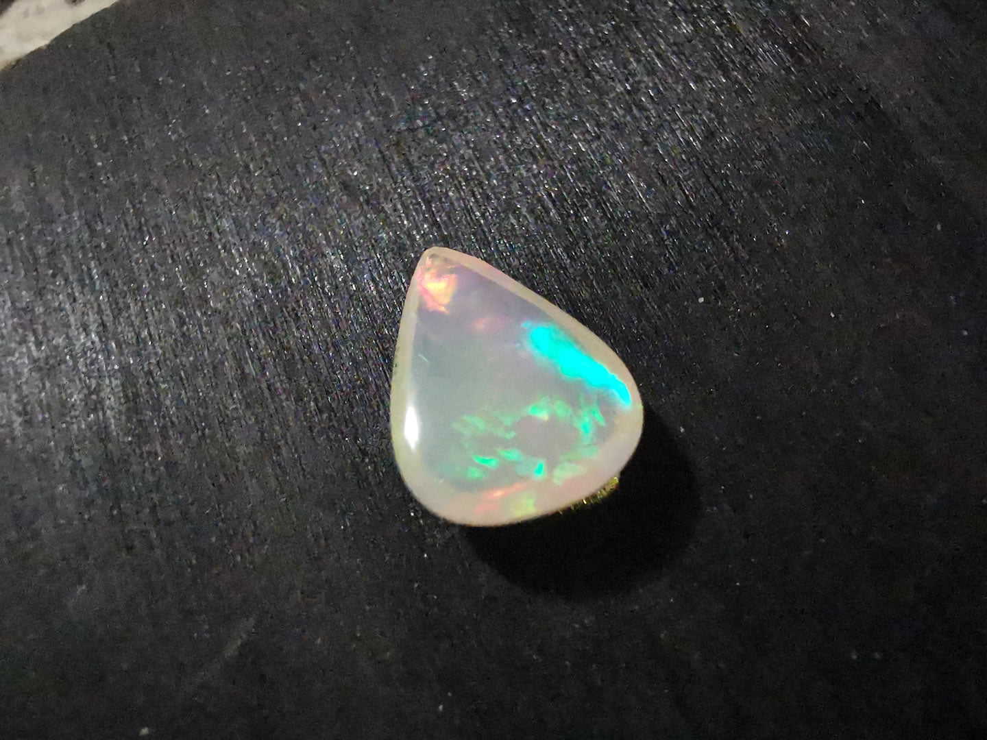Opale taglio goccia cabochon 3,28 ct