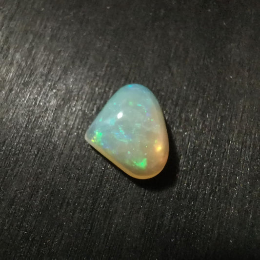 Opale taglio goccia cabochon 2,20 ct