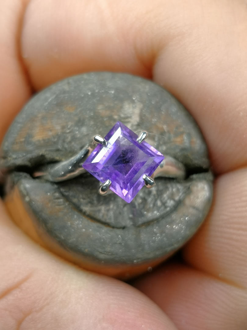 Solitario in Argento con Ametista taglio Quadrato modello valentino
